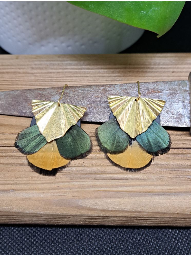 Boucles avec plumes.