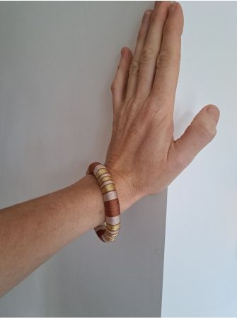 Jonc marron, beige et doré.