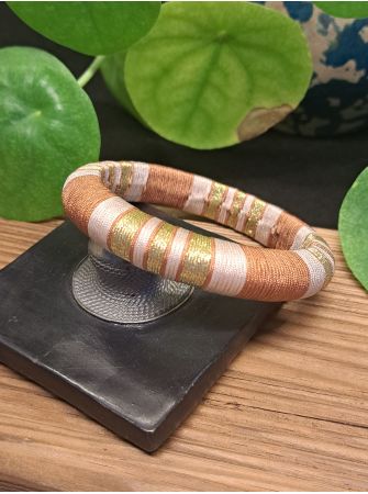 Jonc marron, beige et doré.