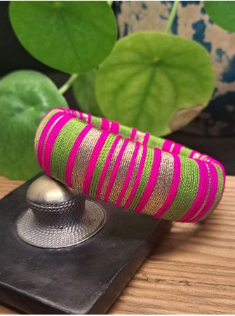 Jonc vert, rose et cuivré.