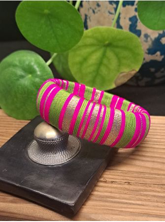 Jonc vert, rose et cuivré.