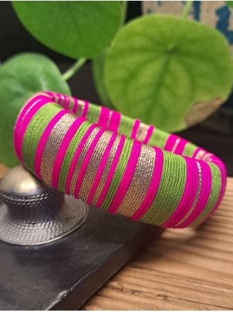 Jonc vert, rose et cuivré.