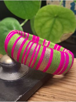 Jonc vert, rose et cuivré.