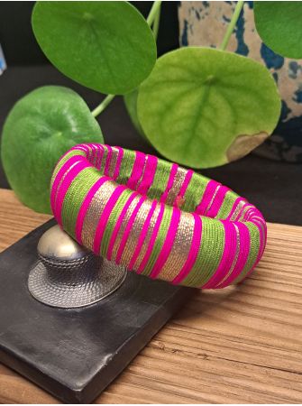 Jonc vert, rose et cuivré.