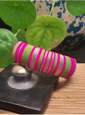 Jonc vert, rose et cuivré.