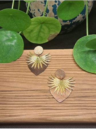 Coeur en cuir marron glacé et acier inoxydable