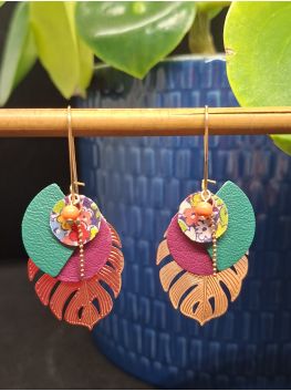 Boucles d'oreilles feuille monstera cuir vert et prune.