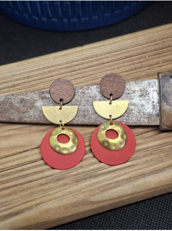 Puces en bois, laiton et médaille rouge.