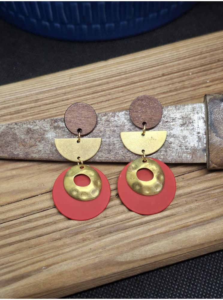 Puces en bois, laiton et médaille rouge.