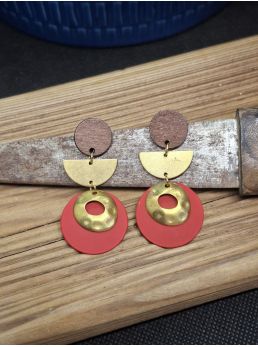 Puces en bois, laiton et médaille rouge.