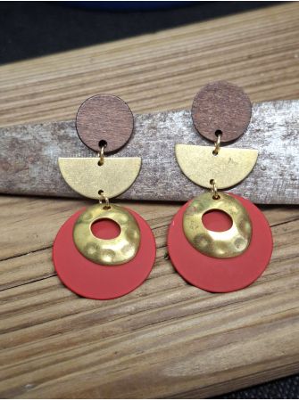 Puces en bois, laiton et médaille rouge.