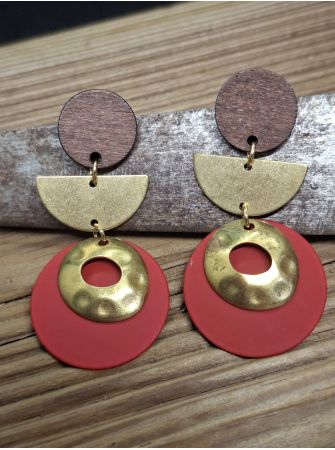 Puces en bois, laiton et médaille rouge.