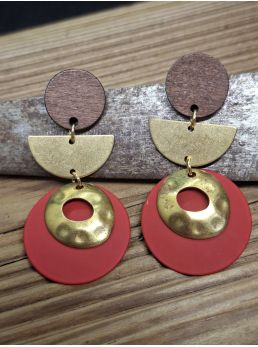 Puces en bois, laiton et médaille rouge.