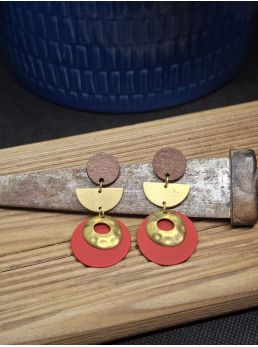 Puces en bois, laiton et médaille rouge.
