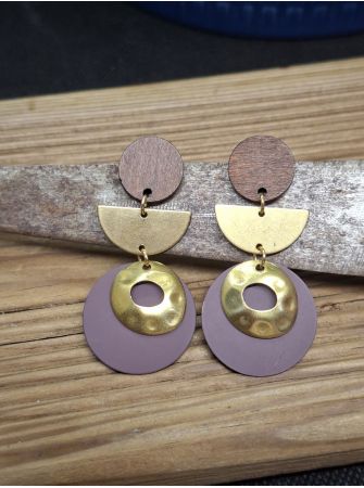 Puces en bois, laiton et médaille prune.