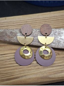 Puces en bois, laiton et médaille prune.