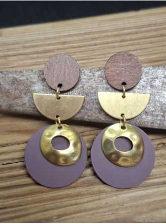 Puces en bois, laiton et médaille prune.