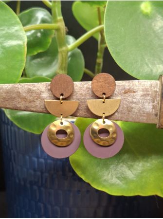 Puces en bois, laiton et médaille prune.