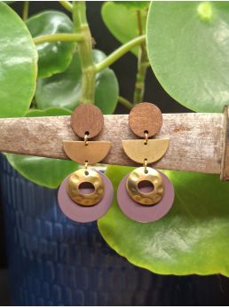 Puces en bois, laiton et médaille prune.