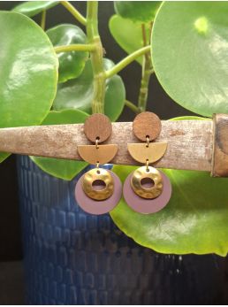 Puces en bois, laiton et médaille prune.