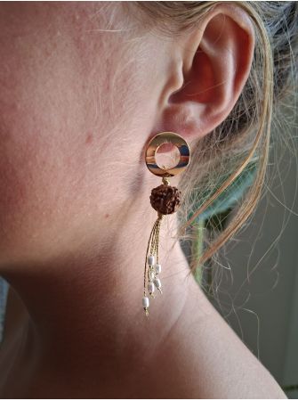 Boucles d'oreilles nature, nacrées.