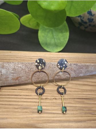 Boucles d'oreilles minimalistes.