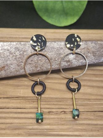 Boucles d'oreilles minimalistes.