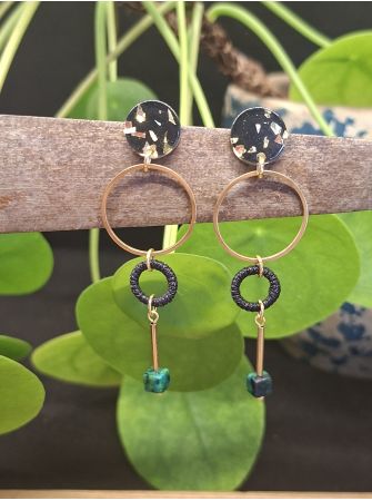 Boucles d'oreilles minimalistes.
