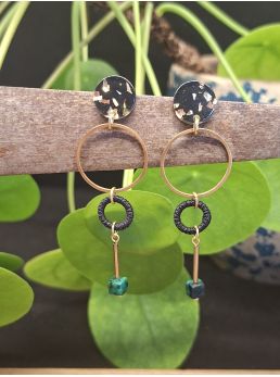 Boucles d'oreilles minimalistes.