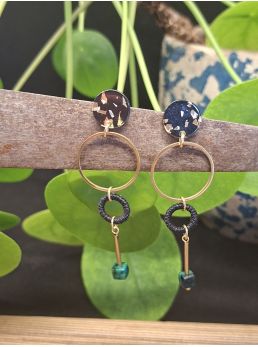 Boucles d'oreilles minimalistes.