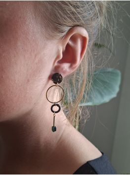 Boucles d'oreilles minimalistes.