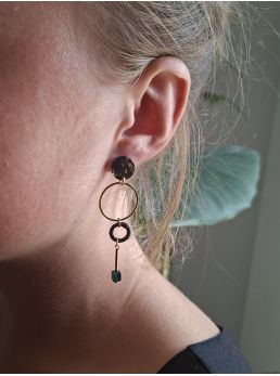 Boucles d'oreilles minimalistes.