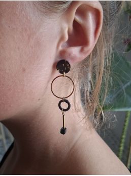 Boucles d'oreilles minimalistes.