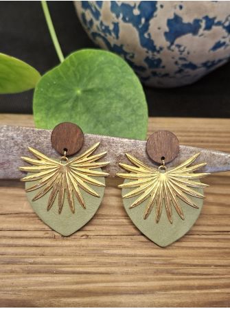 Boucles d'oreilles coeur en cuir kaki.