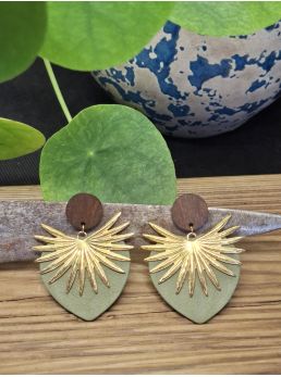 Boucles d'oreilles coeur en cuir kaki.