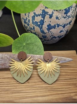 Boucles d'oreilles coeur en cuir kaki.
