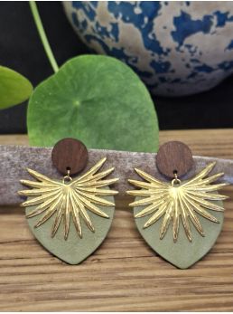 Boucles d'oreilles coeur en cuir kaki.