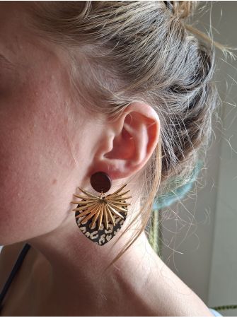 Boucles d'oreilles coeur en cuir kaki.