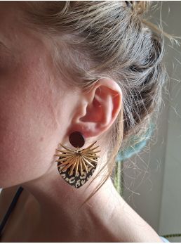 Boucles d'oreilles coeur en cuir kaki.