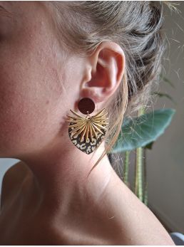 Boucles d'oreilles coeur en cuir kaki.