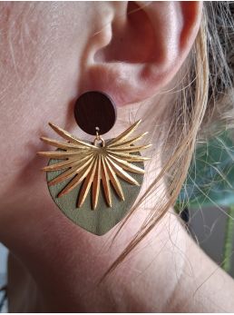 Boucles d'oreilles coeur en cuir kaki.