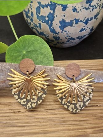 Boucles d'oreilles coeur en cuir imprimé panthère noir et doré..